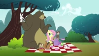 Bear shrugging S3E3