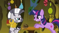 Twilight grinning awkwardly S3E05
