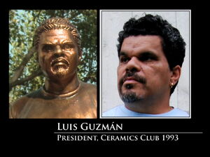 3x08-Luis Guzman statue