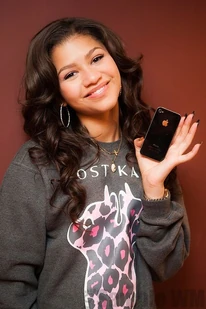 41368 Preppie Zendaya Coleman posing with her new cell phone at a house in LA 7 122 19loSIX