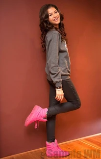 43573 Preppie Zendaya Coleman posing with her new cell phone at a house in LA 14 122 386loTWELVE