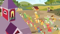 Apple family at the barn S3E8