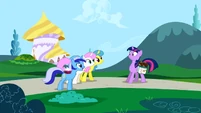 Minuette, Twinkleshine and Lemon Hearts inviting Twilight S1E1