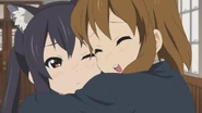 Yui hugs Azusa