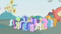 Crowd of ponies clamoring for the tickets S1E3