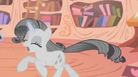 Grey Rarity running away S2E2
