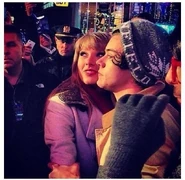 Harry-styles-taylor-swift-kissing-nye-pic