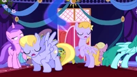 Ponies move out of the way S1E2