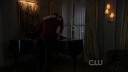 CB-Piano-Sex-scene-in-4x07-War-at-the-Roses-blair-and-chuck-16680537-624-352