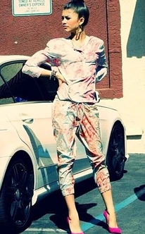 Zendaya-coleman-pink-shoes-poses