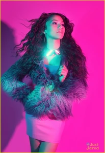 Zendaya-coleman-pinkwalldark