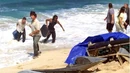 Jack Sayid dragging luggage.JPG