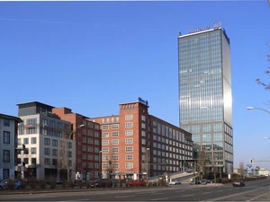 Altes AEG-Backstein-Gebäude und Treptower der Allianz