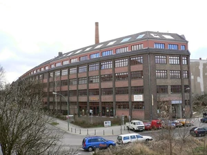 Gebäude des ehemaligen Rüstungsbetriebs Fritz Weber und Co. Kiefholz- Ecke Lohmühlenstraße (2005)