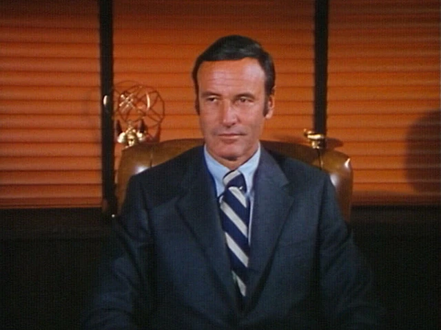 [Image: S2e15-fake-oscar-emmy.jpg]