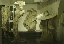 Contemporânea escultura de papel representando os Sete Pecados Capitais.