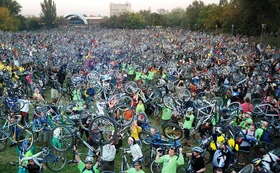 70.000 Räder in der Luft: Hochhalten der Fahrräder nach der Critical Mass in Budapest, Ungarn, am 22. September 2007