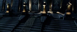 La entrada principal al Templo, flanqueada por enormes estatutas de bronce de los antiguos Jedi conocidos como los Cuatro Maestros.