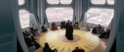 Obi-Wan Kenobi y Anakin Skywalker reunidos con el Consejo justo antes de la Batalla de Geonosis
