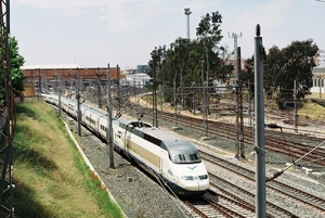 Los servicios AVE realizados con la serie 100 son el símbolo del inicio de los años 90