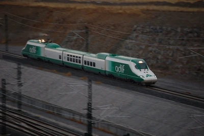 Adif Serie 330  en pruebas y con abundantes chispas en la estación de Segovia, circulando dirección Madrid unas semanas antes de la inuaguración de la LAV Madrid - Valladolid