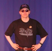 Asp explorer en grand uniforme de fan de Buffy avec un combadge star trek (le truc qui brille)