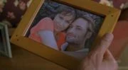Sawyer sieht sich das Foto von ihm und Cassidy an
