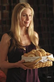 Juliet bringt Brötchen zu Bens Dinnerparty.