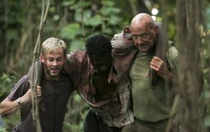 Charlie und Locke tragen Eko zurück