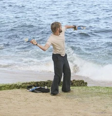 Charlie wirft die Marienstatuen ins Meer