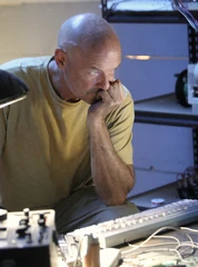 Locke spielt gegen den Schachcomputer
