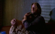 Kate und Sawyer trauern um Libby und Ana-Lucia. („? (Fragezeichen)“)