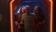 Phlox je unesen a dopraven do klingonské kolonie Qu'Vat.