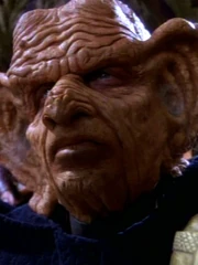 Zek, Großer Nagus im 24. Jahrhundert. In seiner rechten Hand das Zepter des Nagus'.