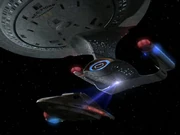 Die Challenger bindet den Delta Flyer mit dem Traktorstrahl an sich.