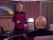 Admiral Nechayev spricht mit Picard in seinem Bereitschaftsraum.