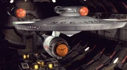 Das Innere des tholianischen Raumdocks mit der USS Defiant