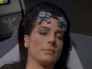 Jadzia Dax trägt einen Deltawellenerzeuger