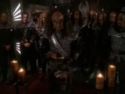 Gowron nimmt Martoks Ehrung vor