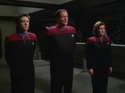 Q, Q, und Janeway vor dem Gericht der Q.