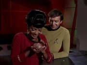 Uhura bekommt einen Tribble geschenkt.