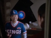 Bokai klärt Sisko auf und wirft ihm den Ball zu