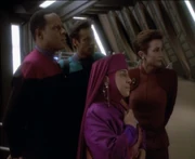 Gemeinsam mit Sisko, Kira und Bashir schaut die Kai ins All hinaus