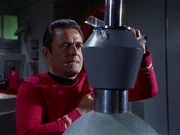 Montgomery Scott installiert die Tarnvorrichtung.