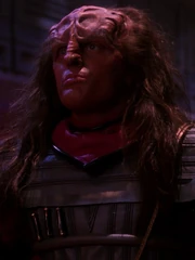 Toral vor dem Klingonischen Hohen Rat.