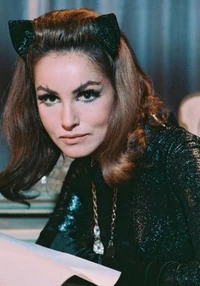 Julie Newmar como "Gatúbela"