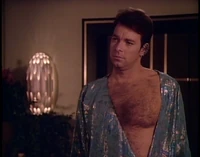 Riker en tunique de mâle d'Angel One.