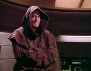 Q, en moine franciscain du Moyen-Age. (TNG: "Hide and Q")