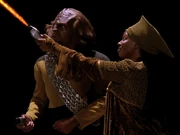 Guinan en Worf strijden tegen elkaar in de faserzaal