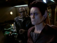 Weyoun 5 praat met Dukat over de oorlog.
